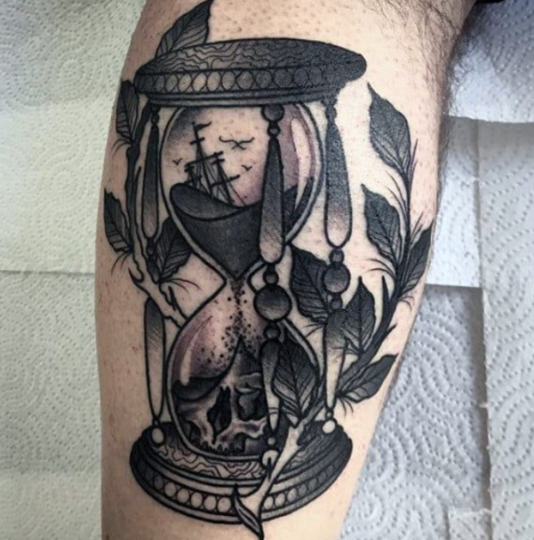 Ilustrasi jam pasir dengan bayangan kontras